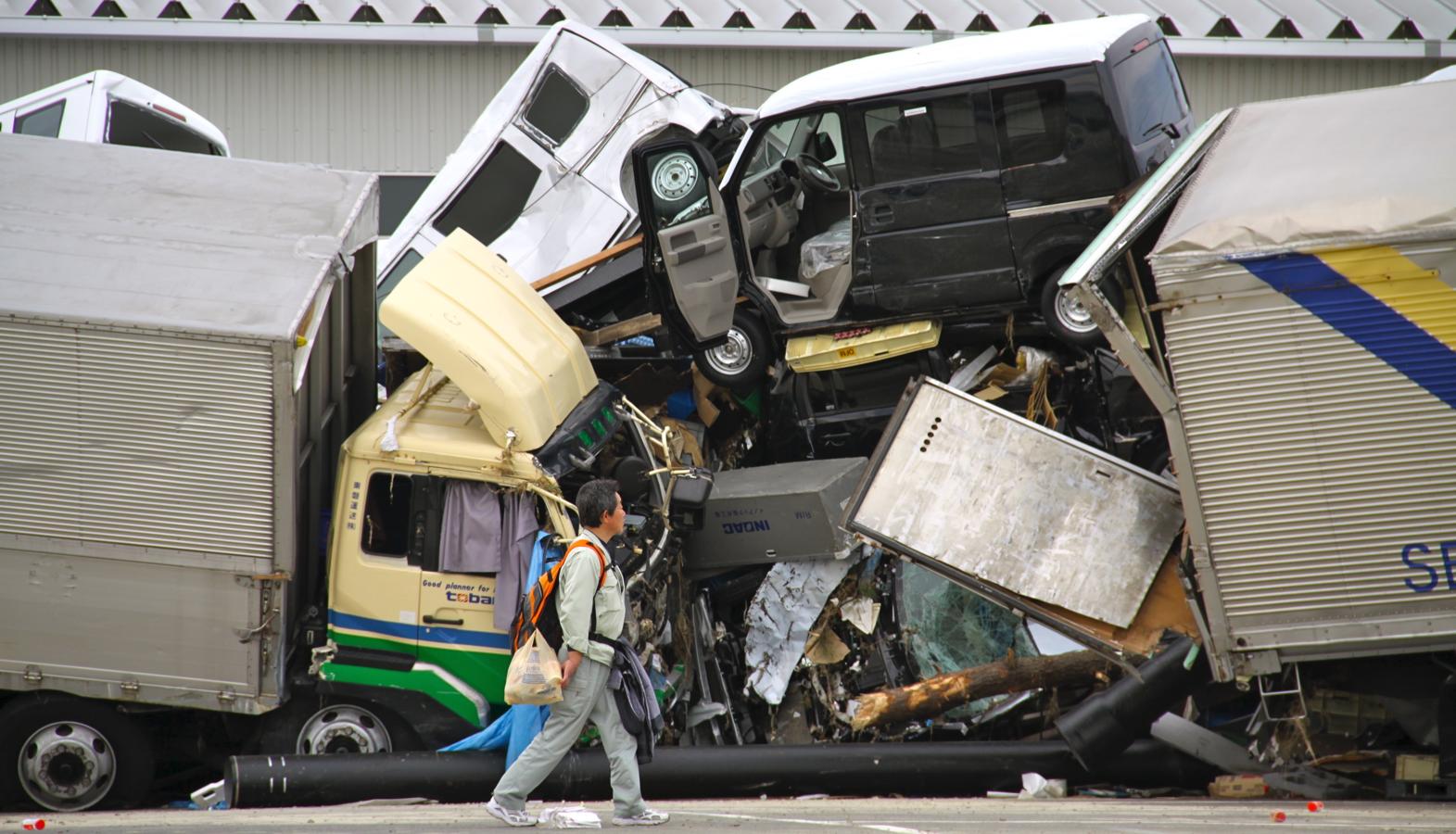 El puerto de Shiogama, donde había varias empresas automovilísticas a las afueras de Sendai, era un gigantesco cementerio de coches tras el paso de las olas gigantes. 