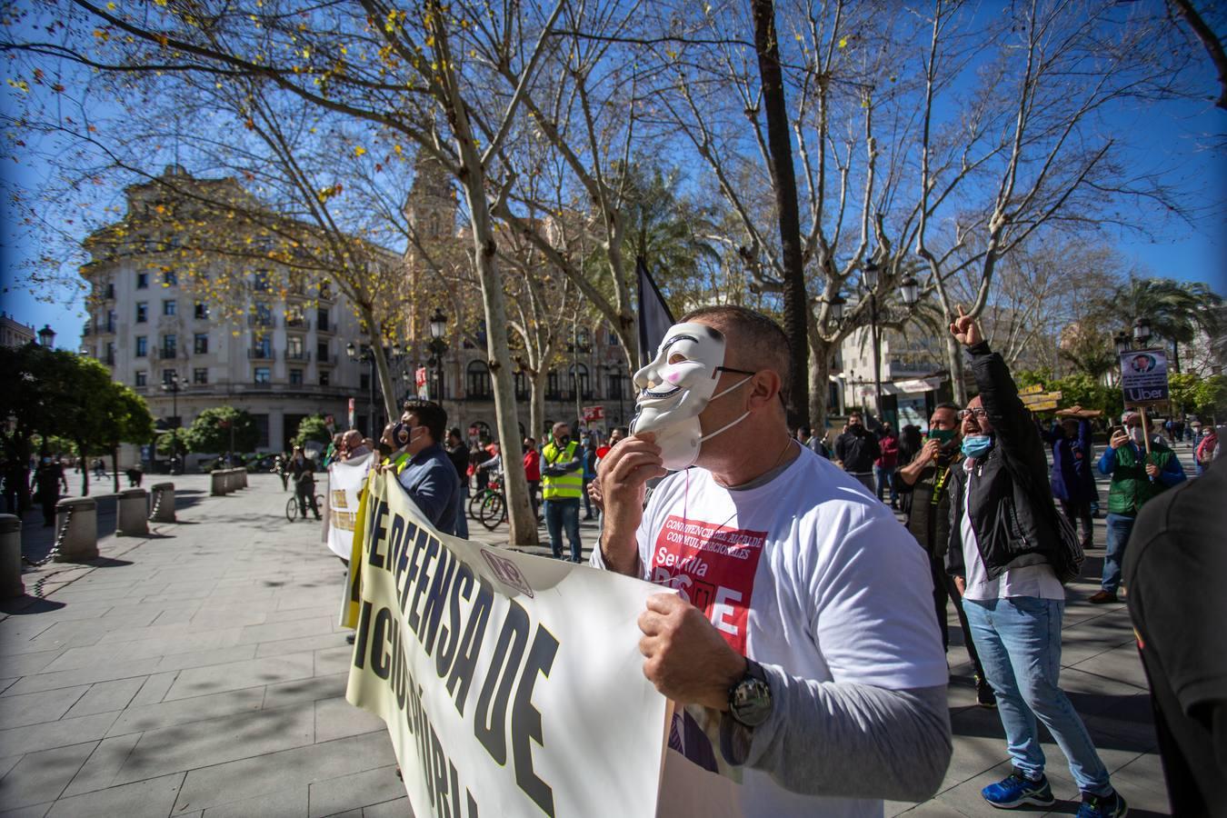 Los taxistas se manifiestan en Sevilla