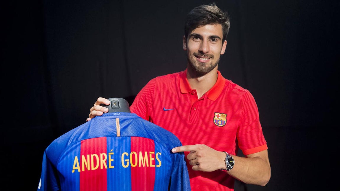 Andre Gomes. El entonces jugador del Valencia tenía todas las papeletas para jugar en el Real Madrid, pero un movimiento de última hora cambió el mapa completamente. Mientras ambos conjuntos negociaban el precio final del fichaje, apareció el Barcelona. El arreón azulgrana, que puso más dinero encima de la mesa, consiguió arrebatar al jugador a su eterno rival cuando todo parecía indicar que era cuestión de horas que se hiciera oficial su fichaje por el conjunto blanco. Al final, su traspaso no cumplió con las expectativas y acabó saliendo del club por la puerta de atrás.