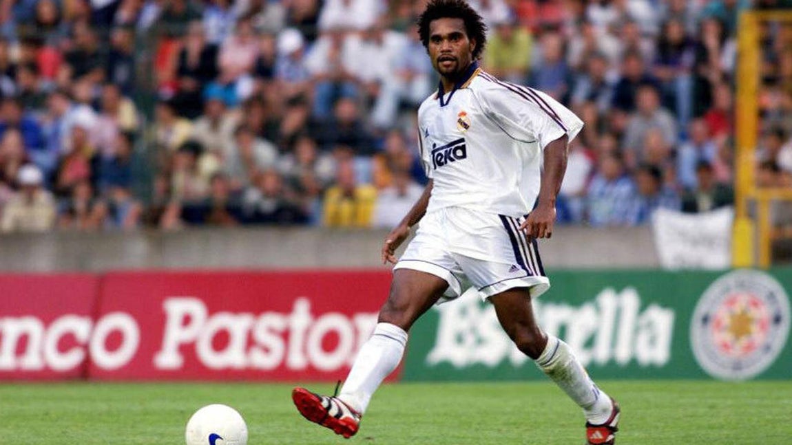 Karembeu. Era el año 1997 y Karembeu, entonces jugador de la Sampdoria, interesaba al Real Madrid y al Barcelona. Finalmente, Lorenzo Sanz, entonces presidente blanco, se salió con la suya y logró firmar al francés para que vistiera la camiseta del equipo madridista.