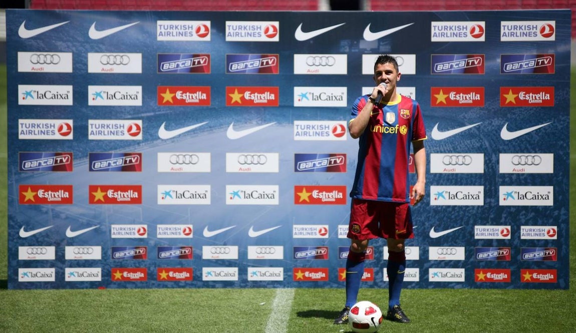 David Villa. El máximo goleador español de la historia pudo elegir entre el Real Madrid y el Barcelona. El conjunto blanco fue el primero que tomó ventaja en la carrera por hacerse con sus servicios, llegando incluso a tener un acuerdo con el jugador, tal y como reconoció luego en una entrevista. Era el año 2009, pero David Villa optó por continuar en el Valencia. Finalmente, en la 2010-11, el Barcelona se hizo con sus servicios. Llegó para sustituir al decepcionante Zlatan Ibrahimovic y no tardó en convertirse en un ídolo para los culés. Aquella primera temporada ganaría la Champions.