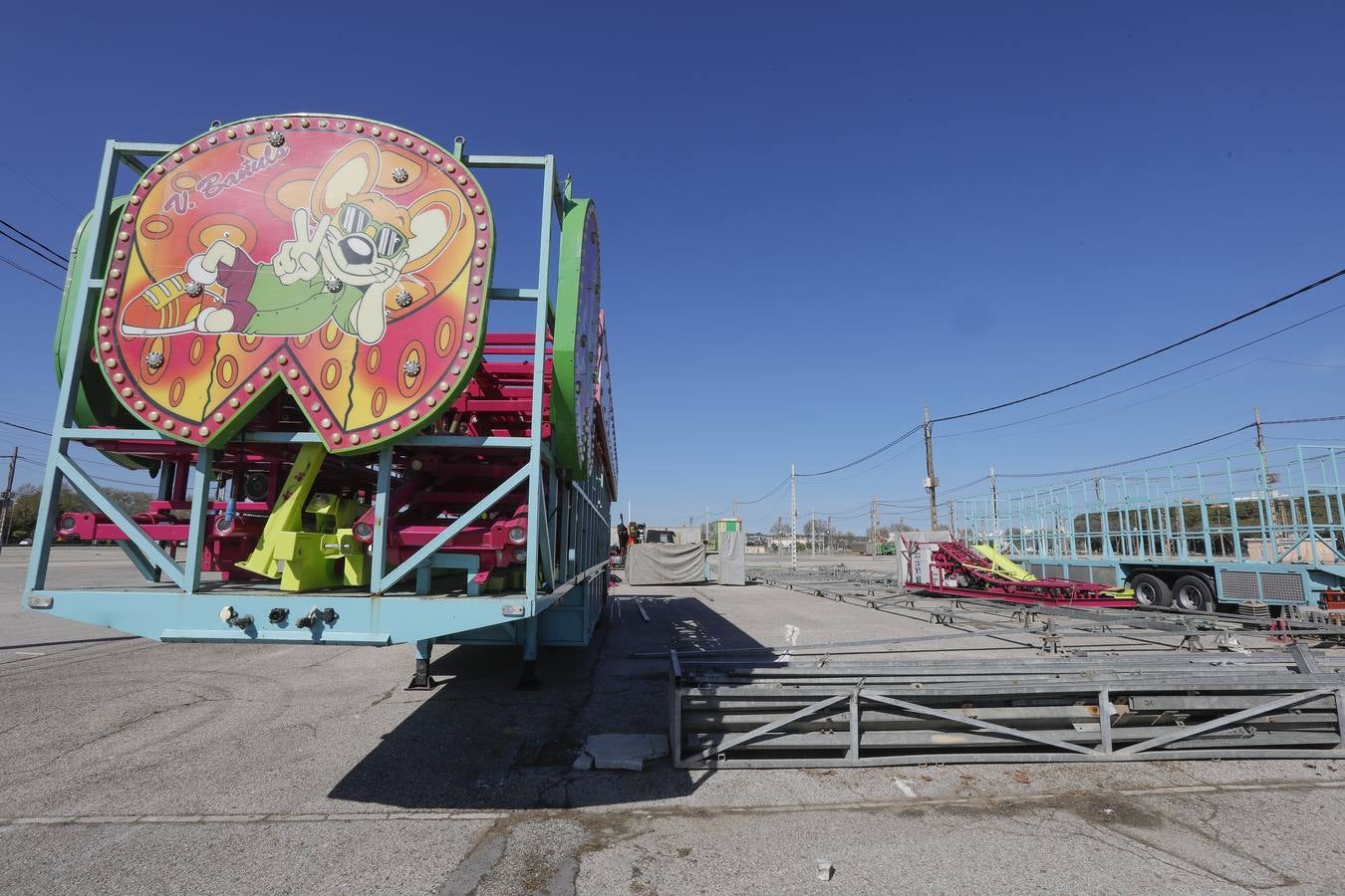 Las primeras atracciones ya han llegado al recinto ferial