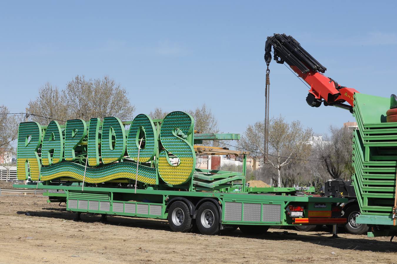 Las primeras atracciones ya han llegado al recinto ferial