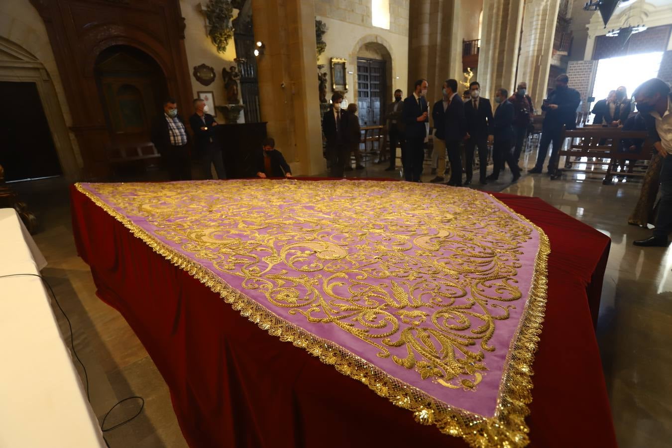 El restaurado manto de la Virgen de las Lágrimas de Córdoba, en imágenes