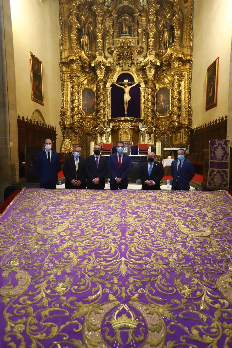 El restaurado manto de la Virgen de las Lágrimas de Córdoba, en imágenes