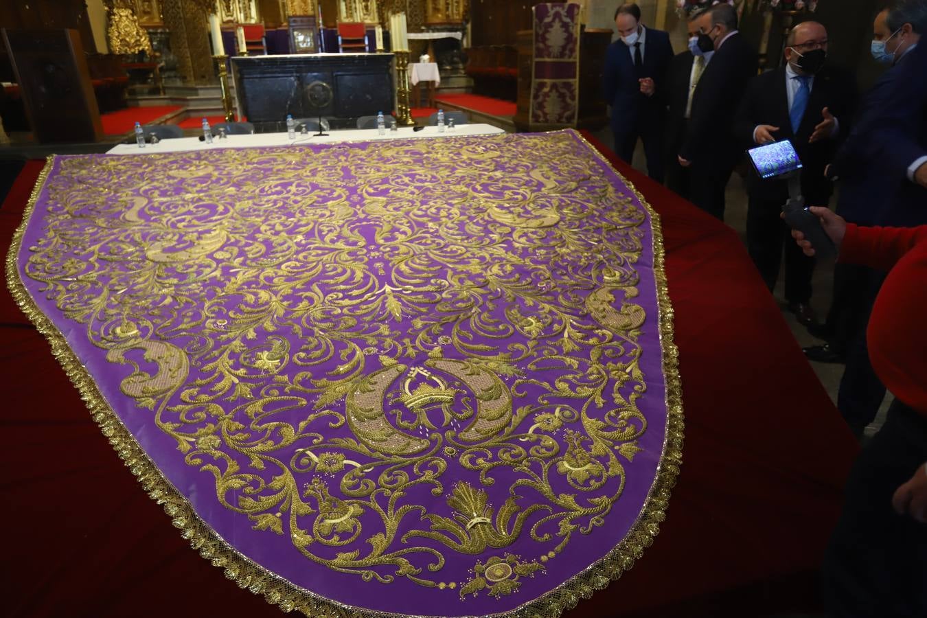 El restaurado manto de la Virgen de las Lágrimas de Córdoba, en imágenes