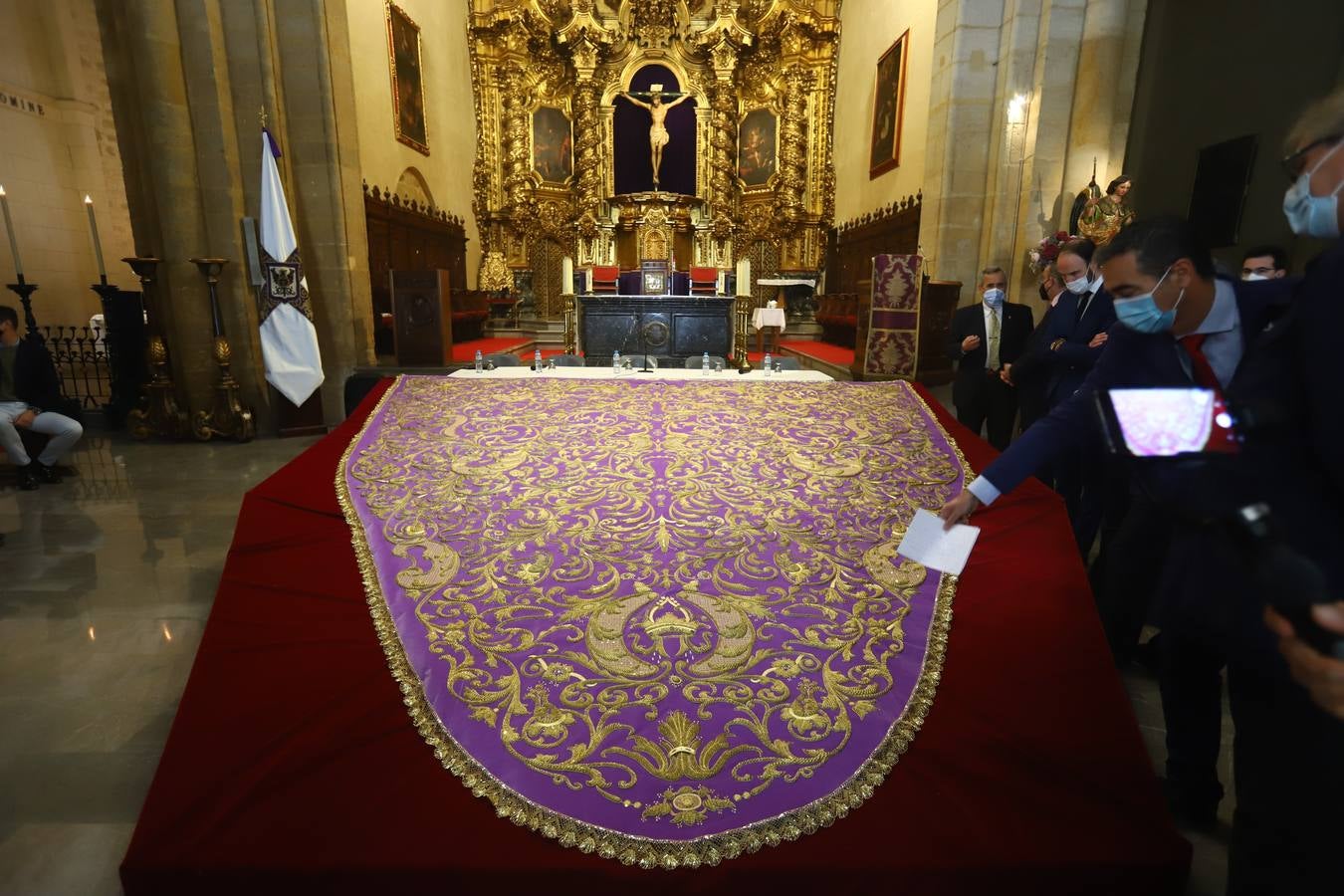 El restaurado manto de la Virgen de las Lágrimas de Córdoba, en imágenes