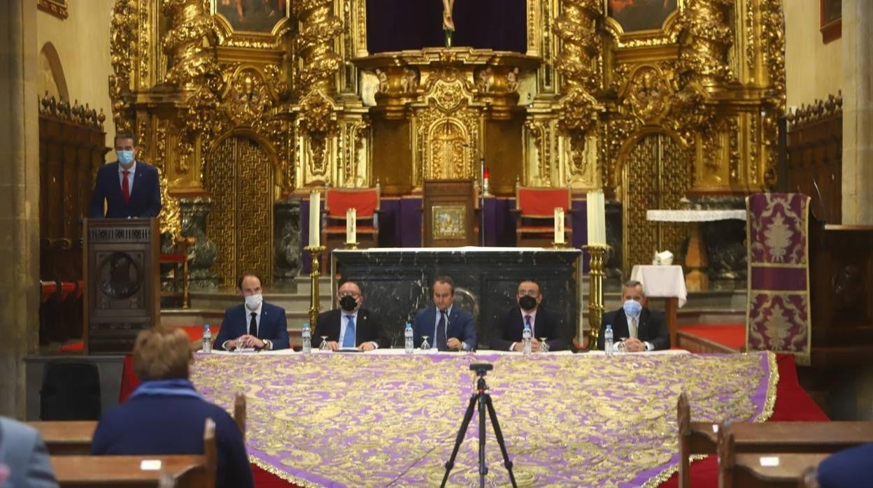 El restaurado manto de la Virgen de las Lágrimas de Córdoba, en imágenes