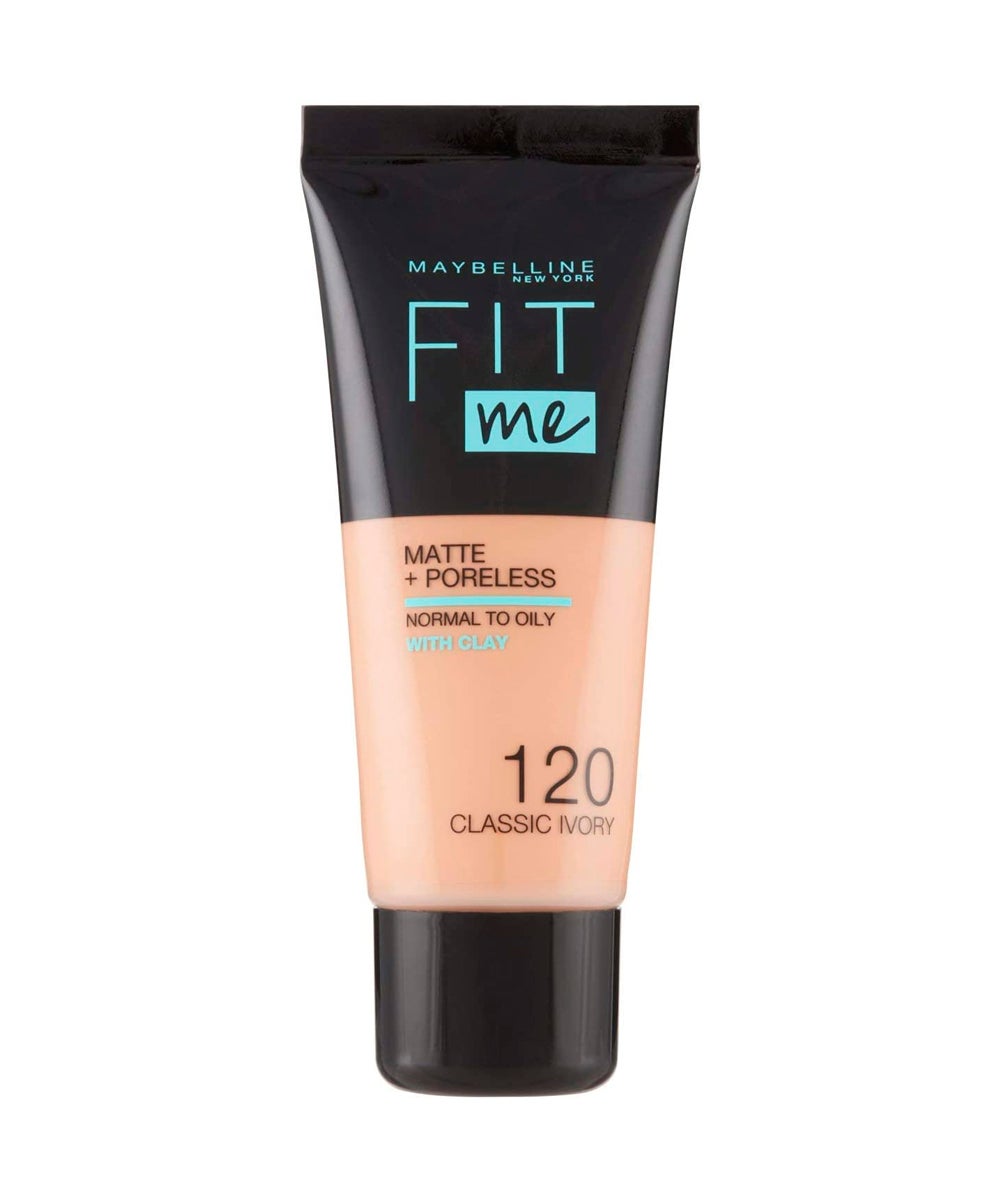 Base de maquillaje Fit me de Maybelline New York. Fondo de maquillaje ligero, no comedogénico, enriquecido con arcilla matificante y micropolvos borradores de brillos y poros para un acabado natural. La base de maquillaje Fit me de Maybelline (6,99 €) está disponible en una amplia gama de tonos y es perfecta para pieles grasas, mixtas y con acné.