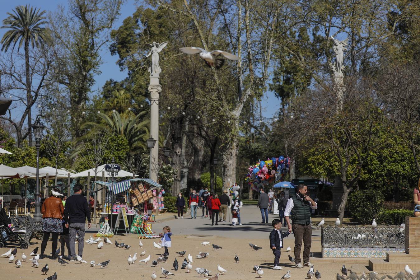 Sevillanos paseando por el parque de María Luisa