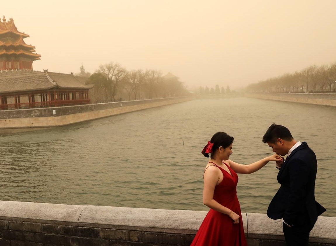 Parejas aprovechan la tormenta de arena para inmortalizarse. 