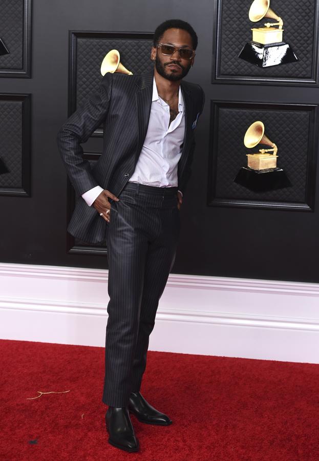 Kaytranada - Alfombra roja de los Grammy 2021. Aunque su traje de rayas diplomáticas de Louis Vuitton no fuese muy innovador fue uno de los más elegantes de la noche.