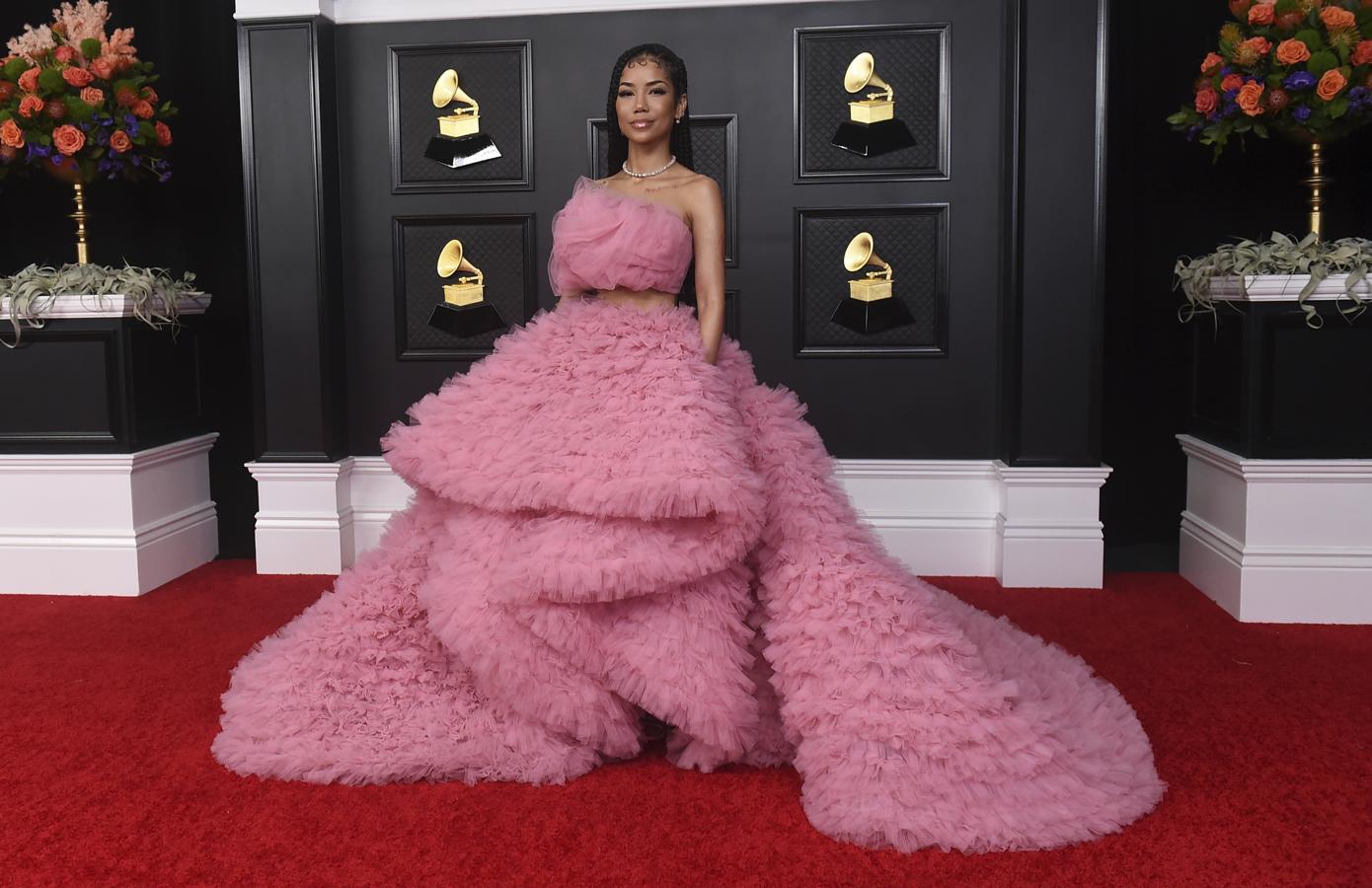 Jhené Aiko, en la alfombra roja de los Premios Grammy 2021. Con un conjunto rosa de Monsoori.