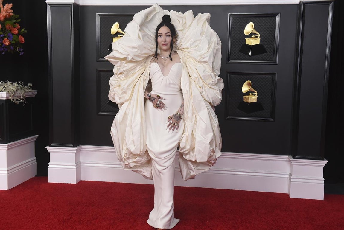 Noah Cyrus, en la alfombra roja de los Premios Grammy 2021. Una de las más llamativas de la noche con un diseño blanco de Schiaparelli.