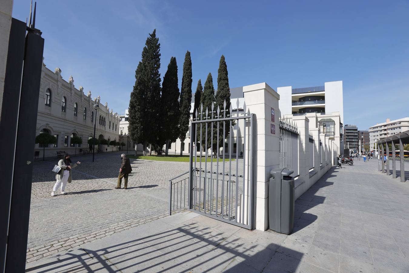 Los centros de la Universidad de Sevilla están casi vacíos