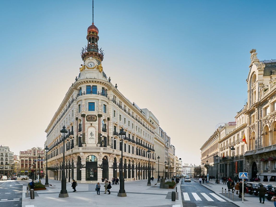 Los pisos de Galerías Canalejas, al detalle. Si la construcción del <a href="https://www.abc.es/summum/living/ocio/abci-detalles-convierten-four-seasons-401288162846-20200928140156_galeria.html" target="_blank">Four Seasons de Madrid</a> está siendo uno de los proyectos más prósperos de la capital, la Galería Canalejas no se queda atrás. Un complejo compuesto por 22 viviendas particulares que colgaron el cartel de ‘sold out’ hace meses a pesar de sus elevados precios de 13.000 euros el metro cuadrado. Sin embargo, según informan diversos medios, algunas de ellas podrían haber sido revendidas por un coste mayor que podría alcanzar los 4 millones de euros, lo que supondría una rentabilidad de en torno al 7%.