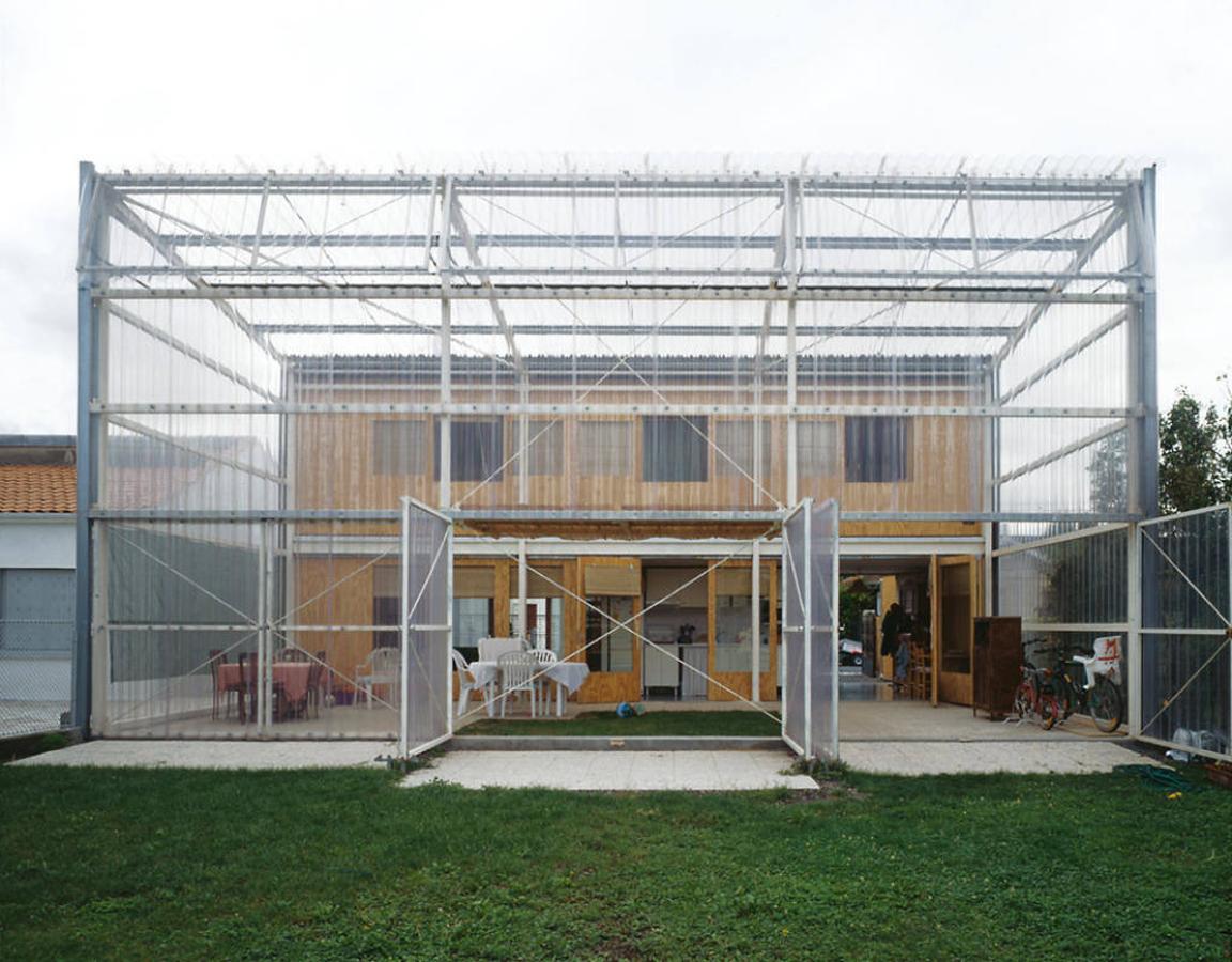 La casa Latapie (1993). Uno de los proyectos más destacados del estudio Lacaton &amp; Vassal. Se trata de un encargo para construir, con bajo presupuesto, una casa para una pareja con dos hijos. Es un volumen sencillo sobre una base rectangular que plantea dos plataformas abiertas. Sobre un armazón metálico, una mitad, en el lado de la calle, está cubierta con láminas opacas de fibrocemento, y la otra mitad, en el lado del jardín, con láminas transparentes de policarbonato, formando un invernadero