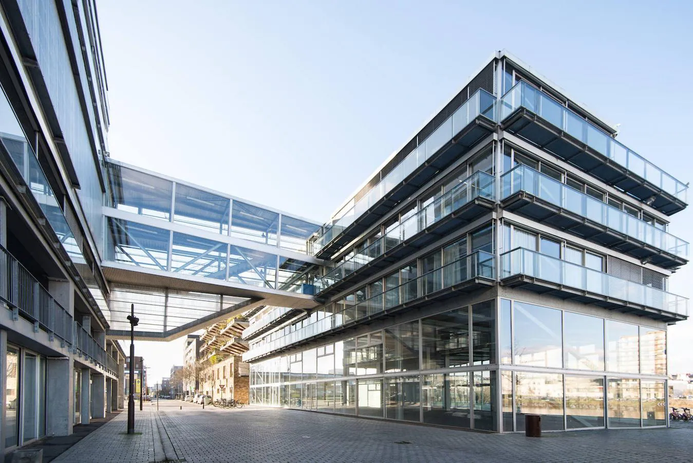 Escuela de arquitectura de Nantes (2009). Un proyecto de gran envergadura, con tres cubiertas a nueve, dieciséis y veintidós metros de altura sobre el nivel del suelo que se conectan por una rampa externa, que establece superficies a diferentes niveles de forma progresiva