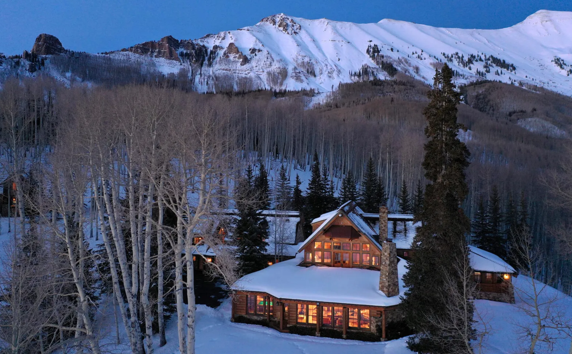 Así es el rancho de Tom Cruise. Tom Cruise ha decido poner en venta una de sus mansiones, más concretamente la propiedad que tiene en las Montañas Rocosas, Colorado. En realidad, esta no es la primera vez que el actor se plantea poner el cartel de ‘se vende’ a este impresionante rancho.