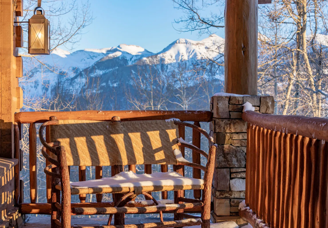 Así es el rancho de Tom Cruise. En la zona exterior hay una gran cancha deportiva, un porche, una pista para motos de nieve y diferentes senderos para pasear, así como un garaje con capacidad para tres vehículos.