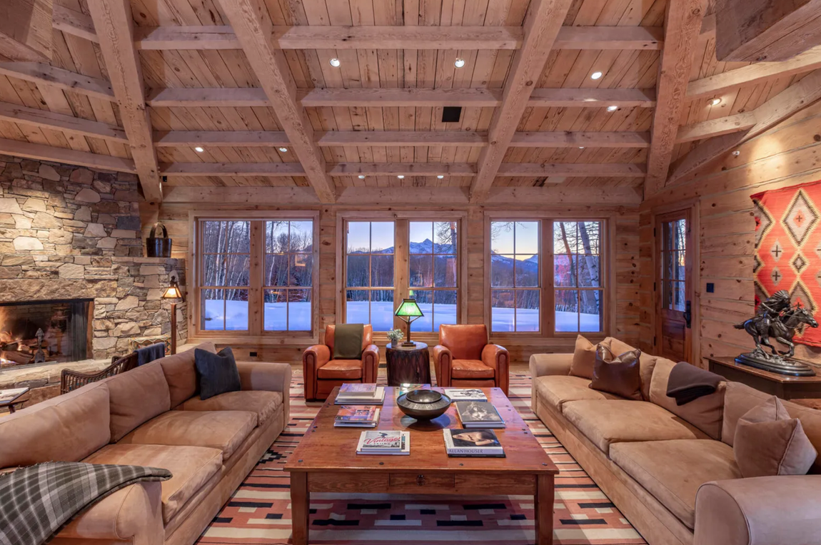 Así es el rancho de Tom Cruise. Dispone también de un comedor y de varias salas de estar en las que relajarse y contemplar el fuego de la chimenea mientras nieva en el exterior. Destacan, además, sus grandes ventanales que permiten el paso de la luz y disfrutar de las agradables y pacíficas vistas.