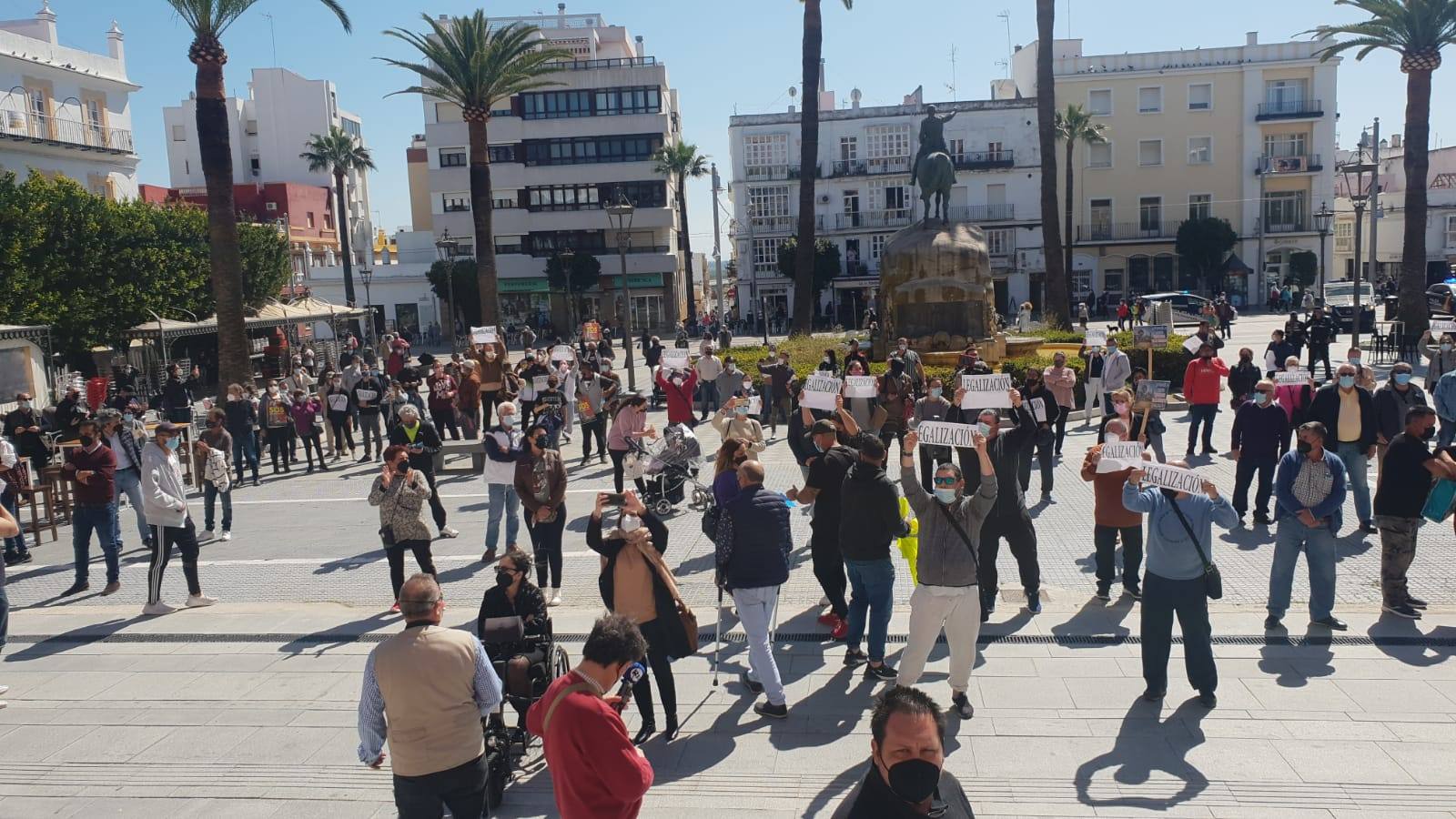 FOTOS: Concentración en San Fernando contra el derribo las casetas de La Casería