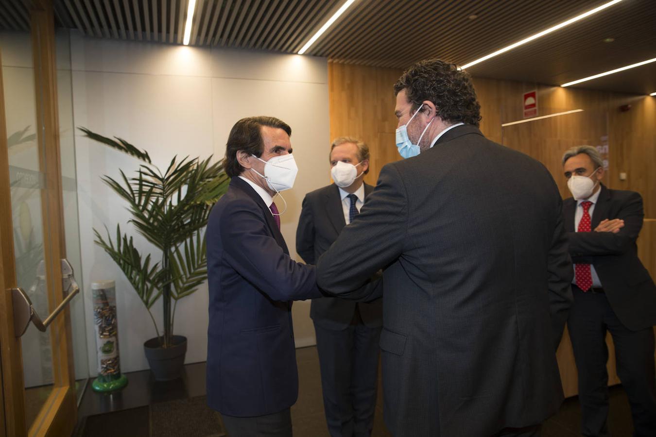 José María Aznar y Julián Quirós se saludan antes de que comience el Foro Vocento España-Chile. 