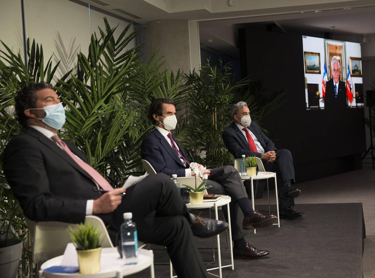 Julián Quirós, José María Aznar, Manuel Contreras Caro y Sebastián Piñera, en pantalla, durante el Foro Vocento España-Chile. 