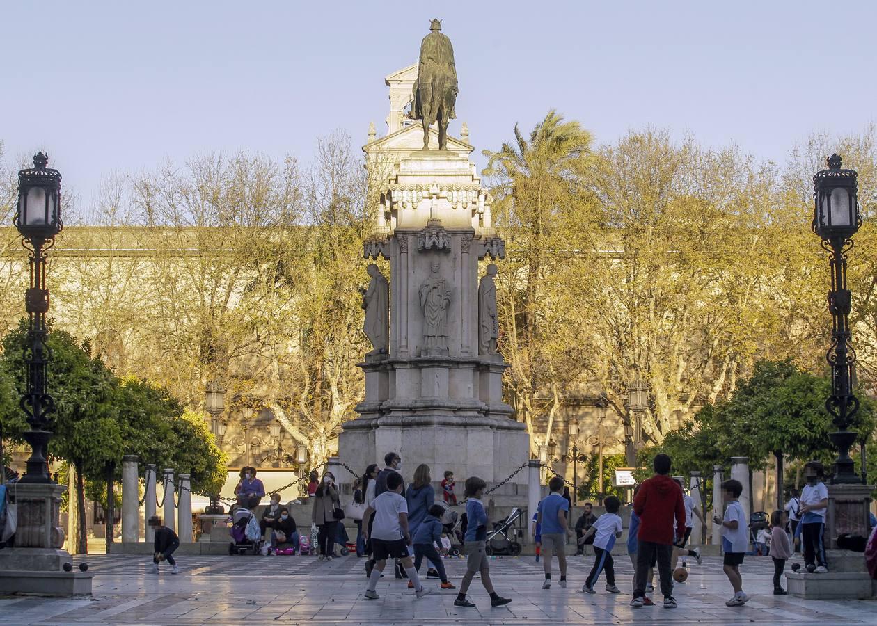 En imágenes, los niños toman las plazas de Sevilla