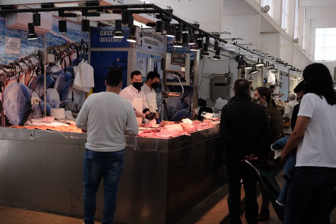 FOTOS: El buen tiempo empuja a los gaditanos a la calle