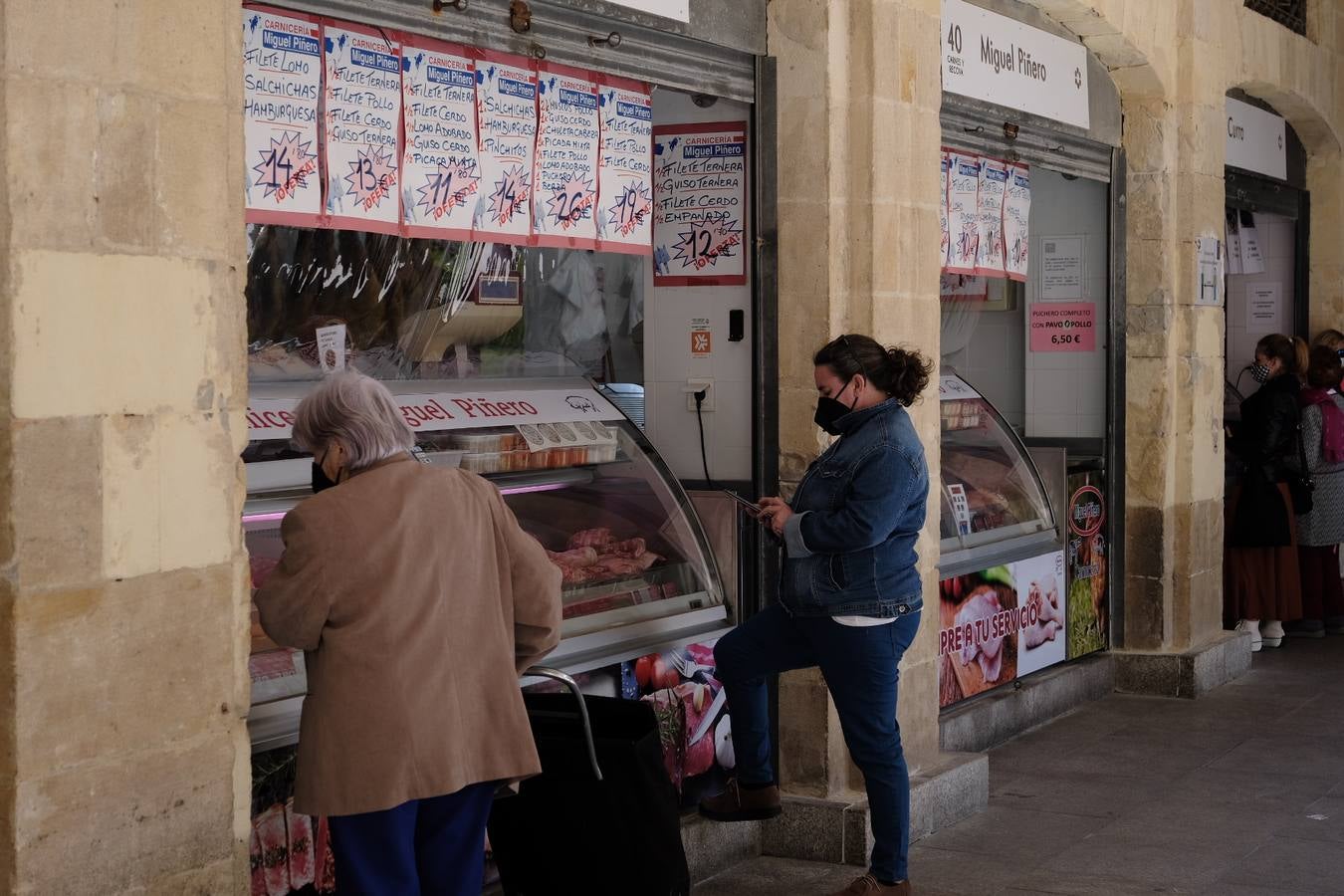 FOTOS: El buen tiempo empuja a los gaditanos a la calle