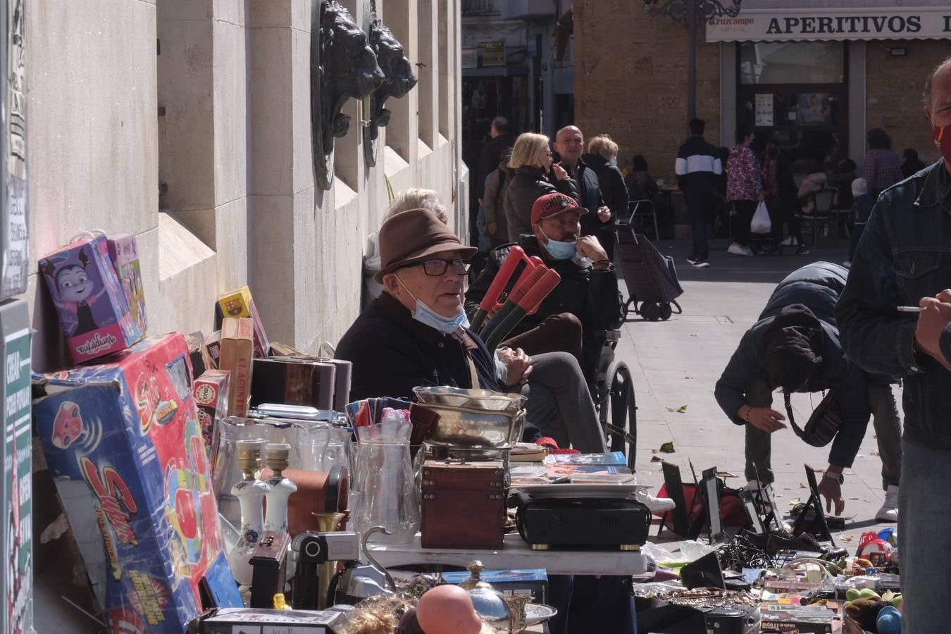 FOTOS: El buen tiempo empuja a los gaditanos a la calle