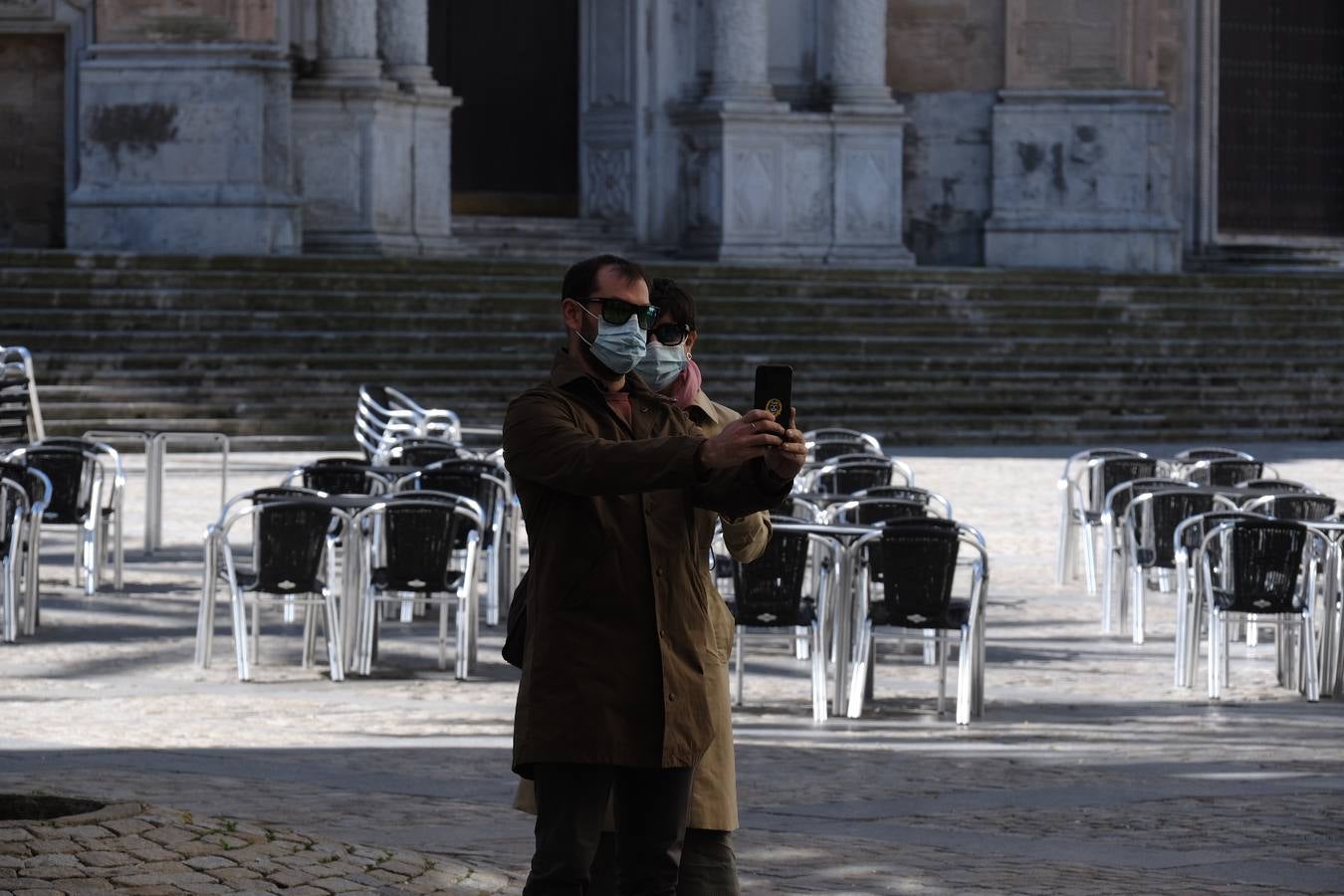 FOTOS: El buen tiempo empuja a los gaditanos a la calle