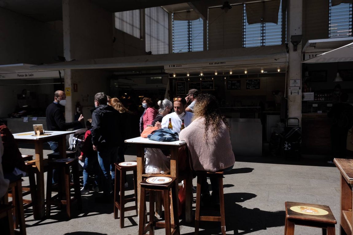 FOTOS: El buen tiempo empuja a los gaditanos a la calle