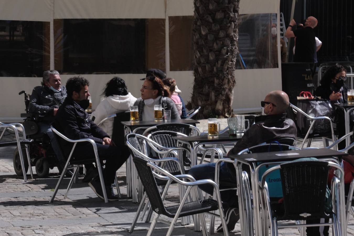 FOTOS: El buen tiempo empuja a los gaditanos a la calle