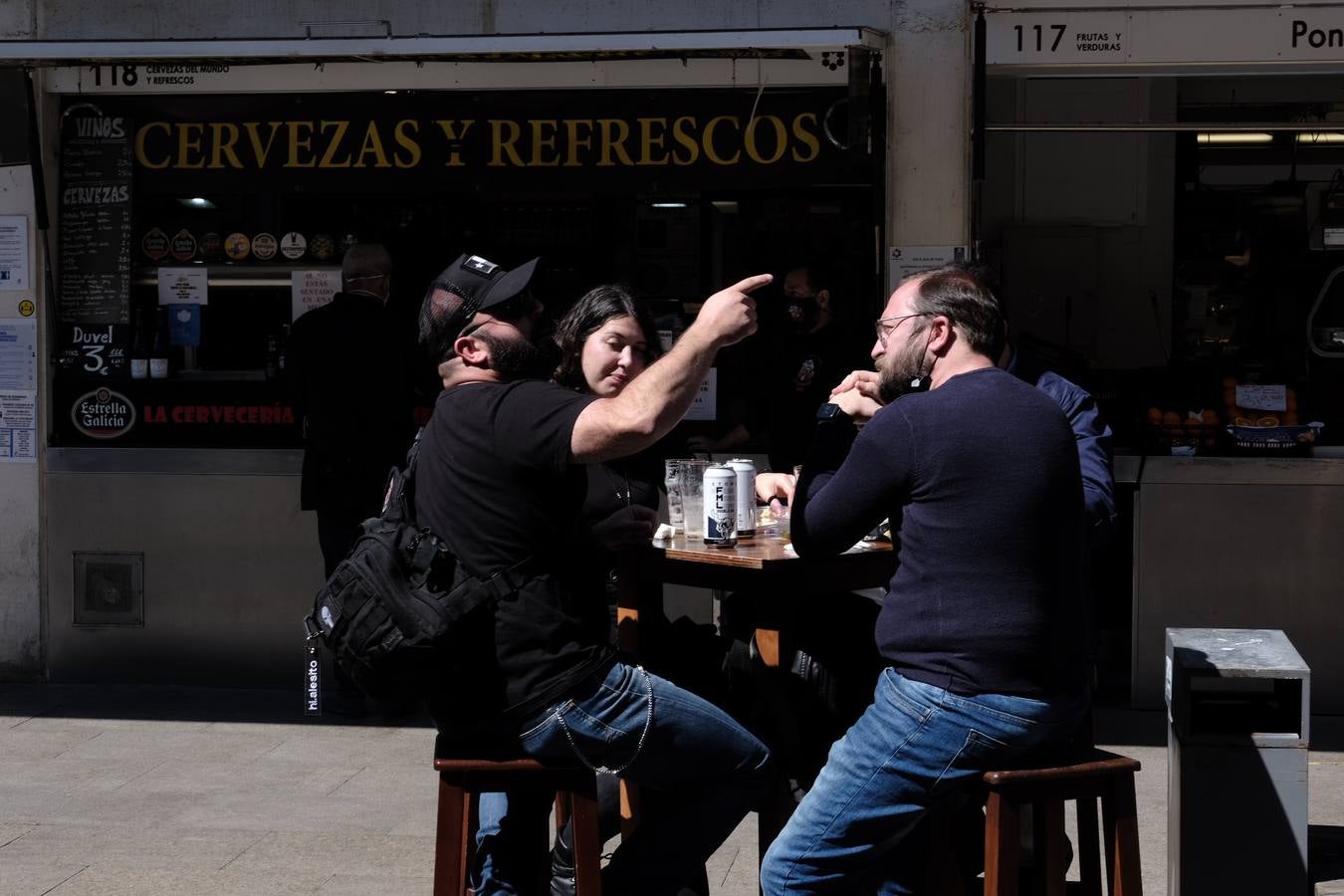 FOTOS: El buen tiempo empuja a los gaditanos a la calle