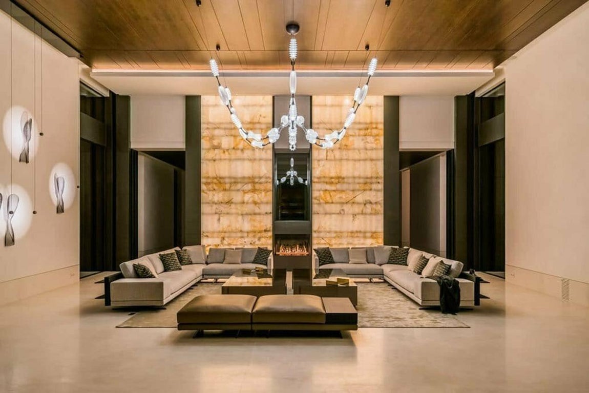 Así es por dentro 'El diamante de Marbella'. Tanto los salones como el espacio de entretenimiento recuerdan a la configuración de un club nocturno, con una iluminación muy cuidada con imponentes lámparas, obras de arte y mezcla de opulentos materiales.