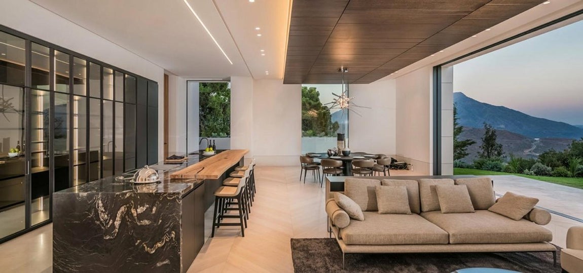 Así es por dentro 'El diamante de Marbella'. Otro de sus puntos fuertes son las dos cocinas de diseño de última generación con vistas al jardín, capaces de satisfacer hasta al chef más exigente. Todas ellas en espacios de gran tamaño perfectos para acoger en su interior grandes eventos.