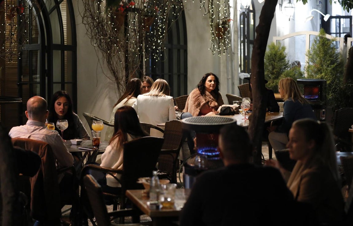 El cierre de la hostelería de Córdoba a las 22.30 horas, en imágenes