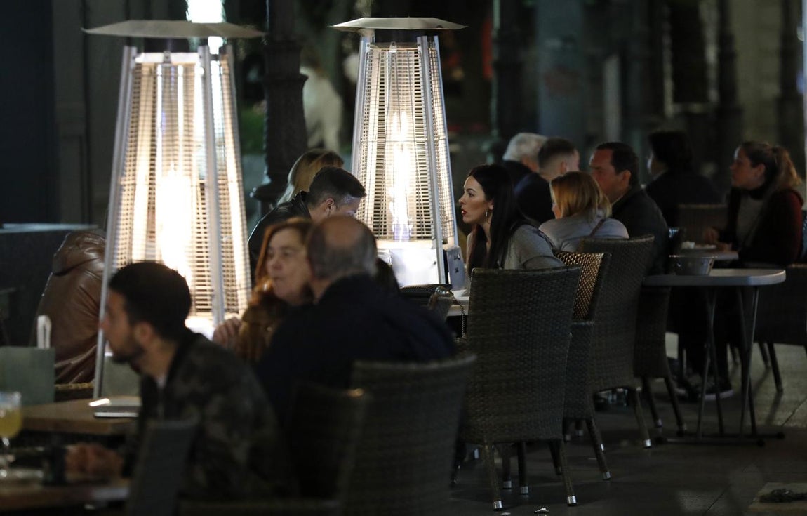 El cierre de la hostelería de Córdoba a las 22.30 horas, en imágenes