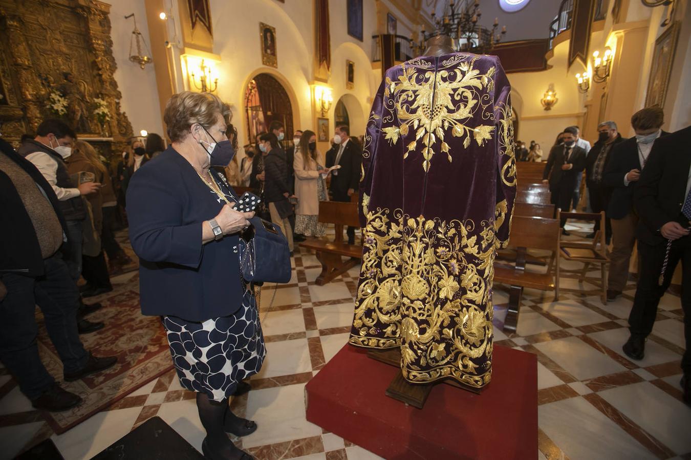 La nueva túnica bordada del Señor de la Pasión de Córdoba, en imágenes