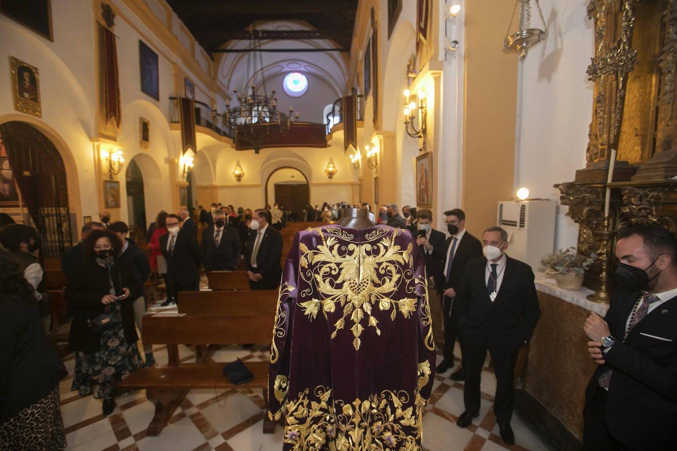 La nueva túnica bordada del Señor de la Pasión de Córdoba, en imágenes