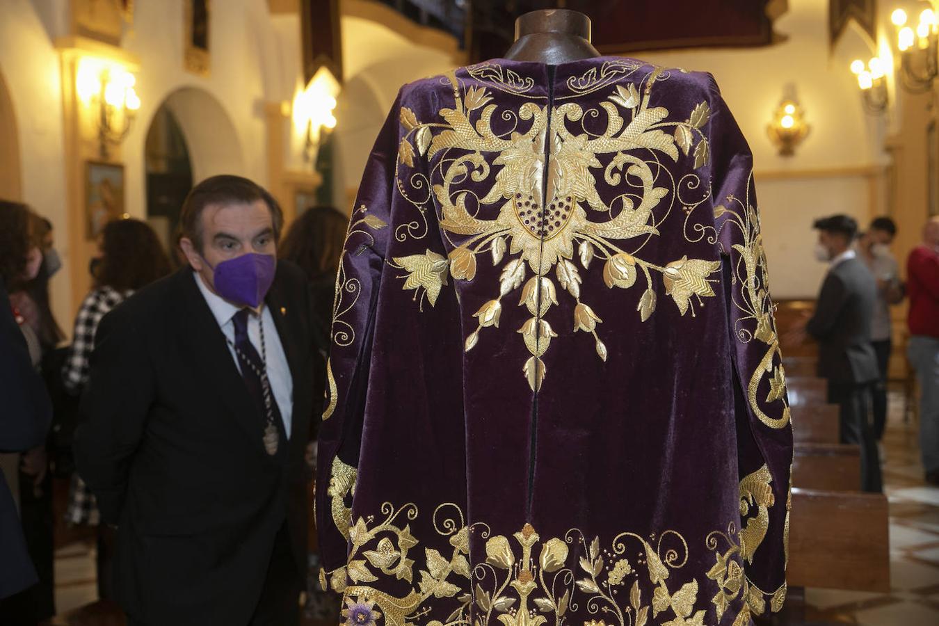 La nueva túnica bordada del Señor de la Pasión de Córdoba, en imágenes