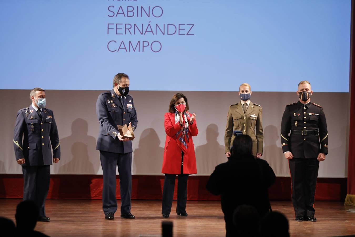 El teniente general Francisco Braco Carbó junto a tres soldados tras recibir uno de los galardones de manos de la ministra de Defensa, Margarita Robles