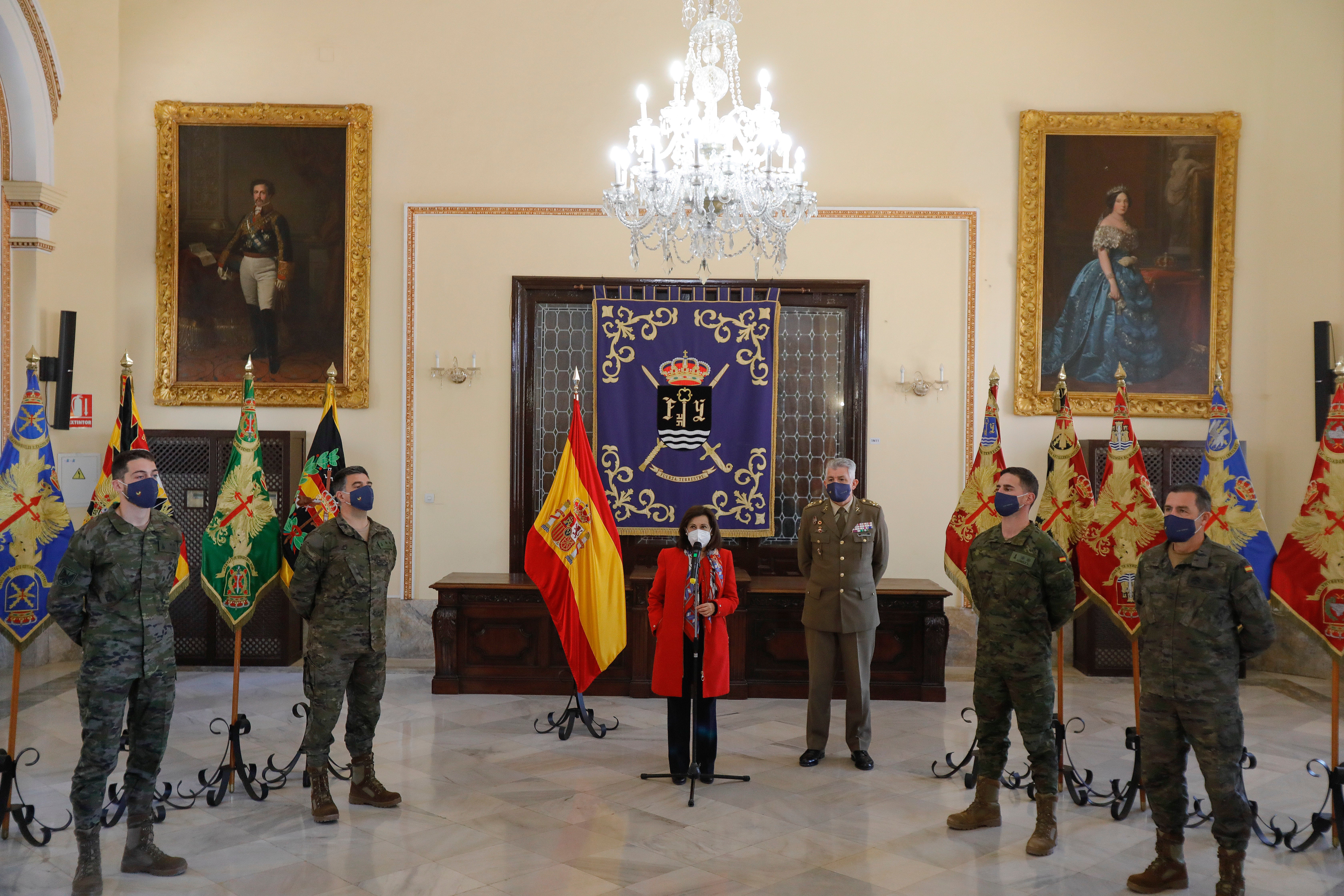 La ministra de Defensa, Margarita Robles, posa junto a varios integrantes de las Fuerzas Armadas