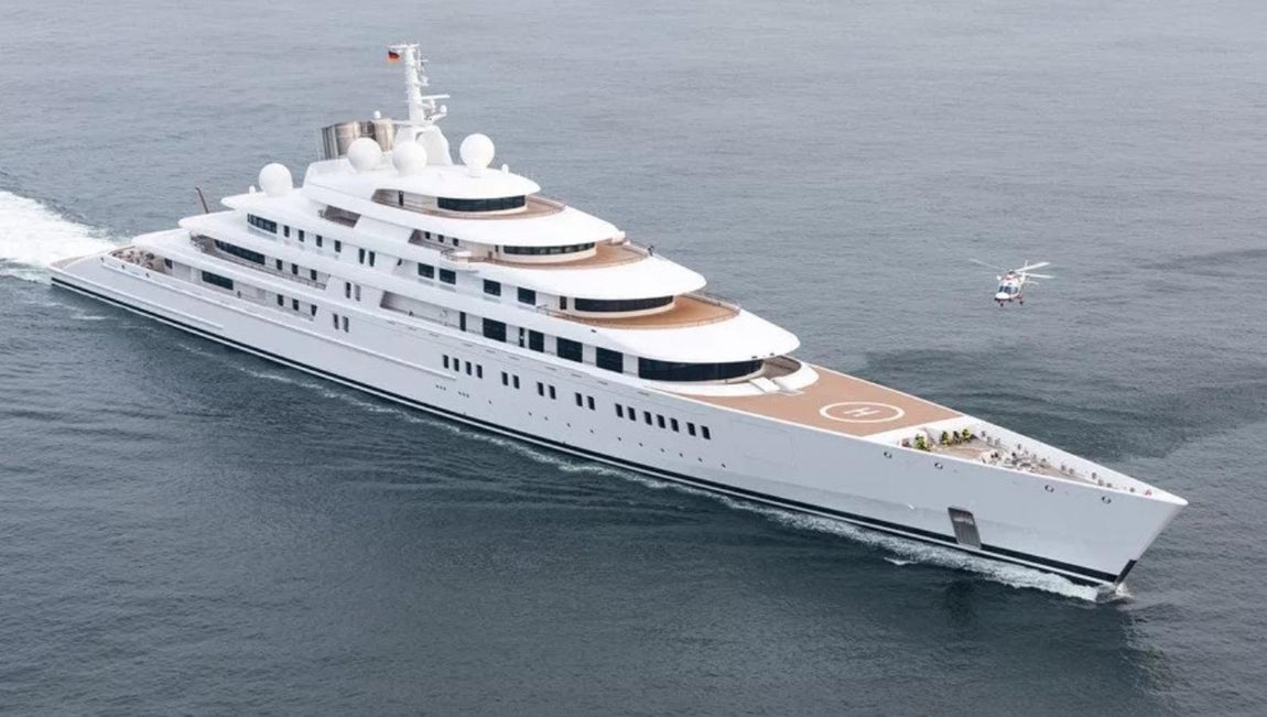 Azzam, el megayate más largo del mundo. Dicha embarcación resulta muy especial ya que es, nada más y nada menos, que la más grande del mundo (aunque no la más cara). Un reflejo del lujo en estado puro perteneciente al emir de Abu Dhabi, Jalifa Bin Zayed Al Nahyan. Su precio es de 650 millones de euros y solo em mantenimiento anual ronda los 50 millones, una cifra solo apta para el bolsillo de unos pocos.