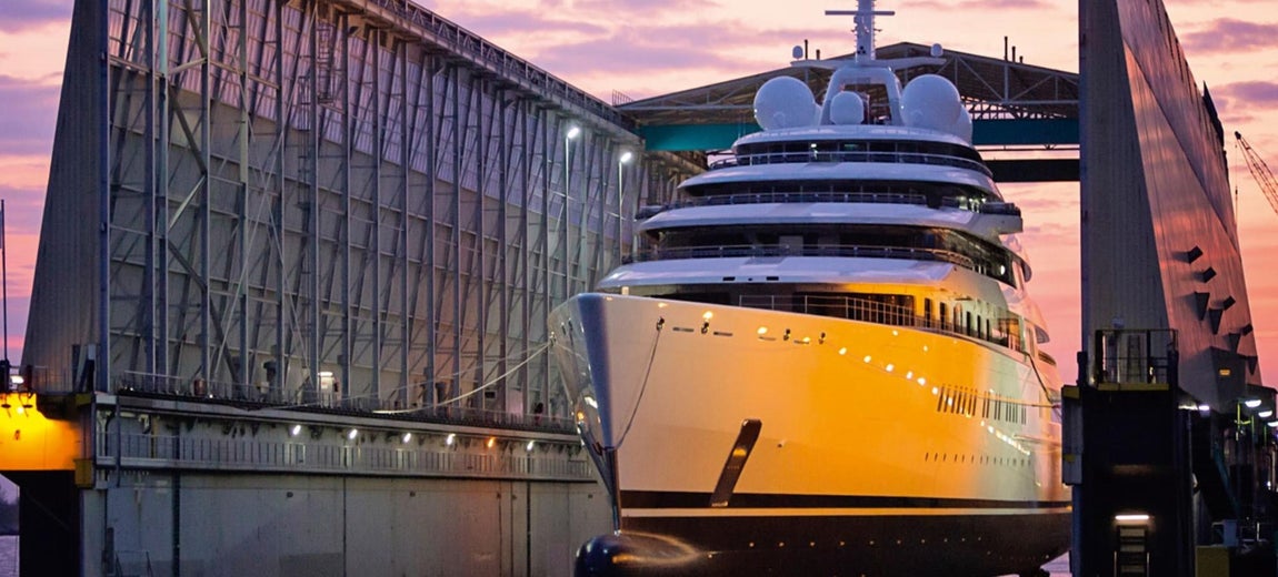 Azzam, el megayate más largo del mundo. En cuanto a sus características técnicas, posee dos motores diésel y dos turbinas de gas que alcanzan una potencia de 94.000 Cv que le permiten navegar a una velocidad máxima de 32 nudos.