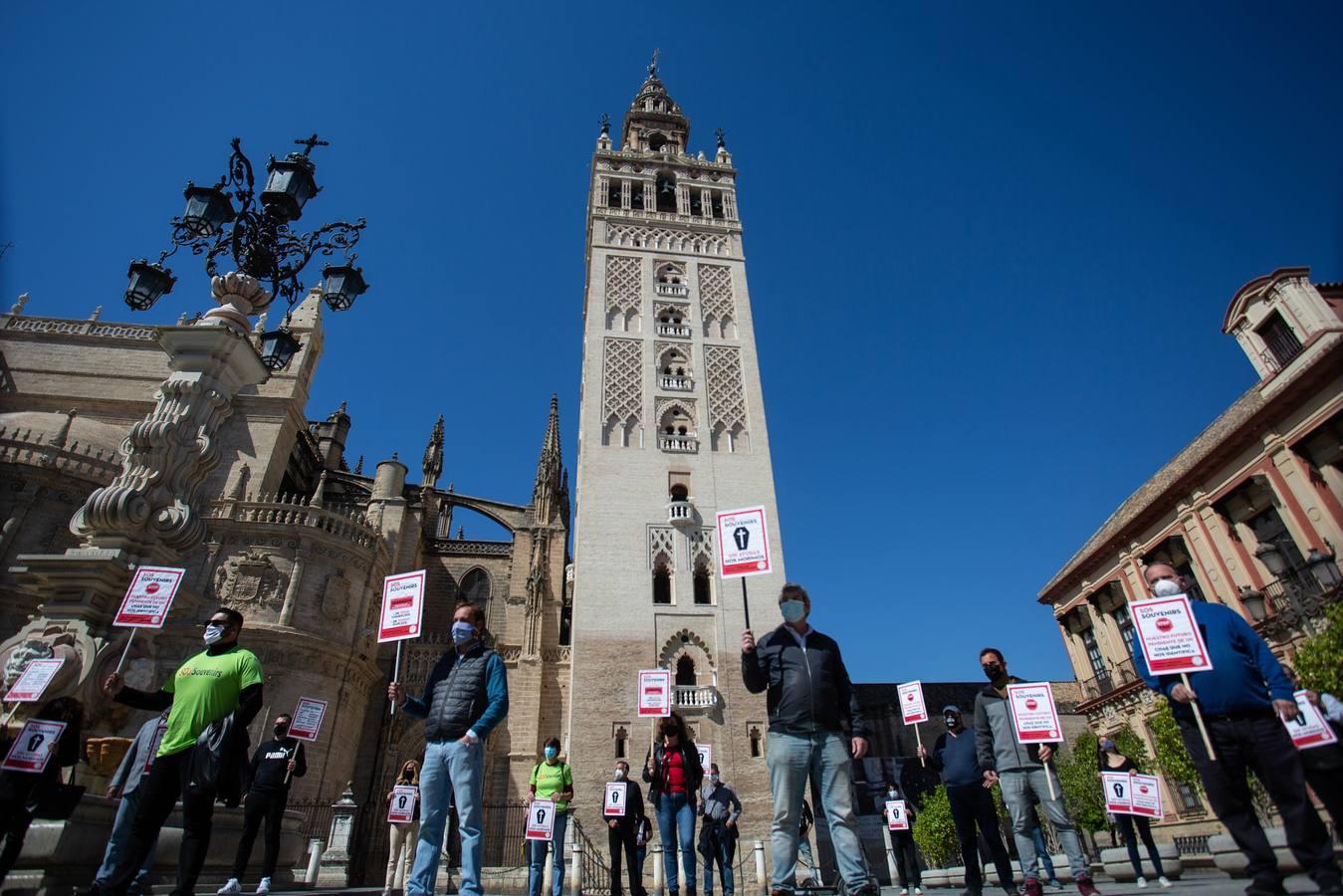 Fotogalería: Movilización de las tiendas de souvenirs ante la situación límite de su sector