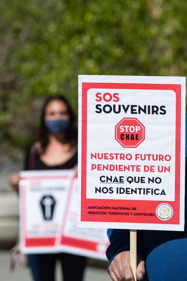 Fotogalería: Movilización de las tiendas de souvenirs ante la situación límite de su sector