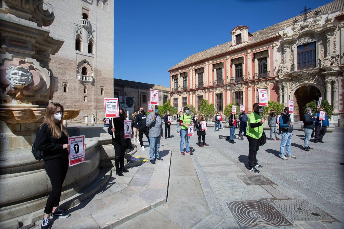 Fotogalería: Movilización de las tiendas de souvenirs ante la situación límite de su sector